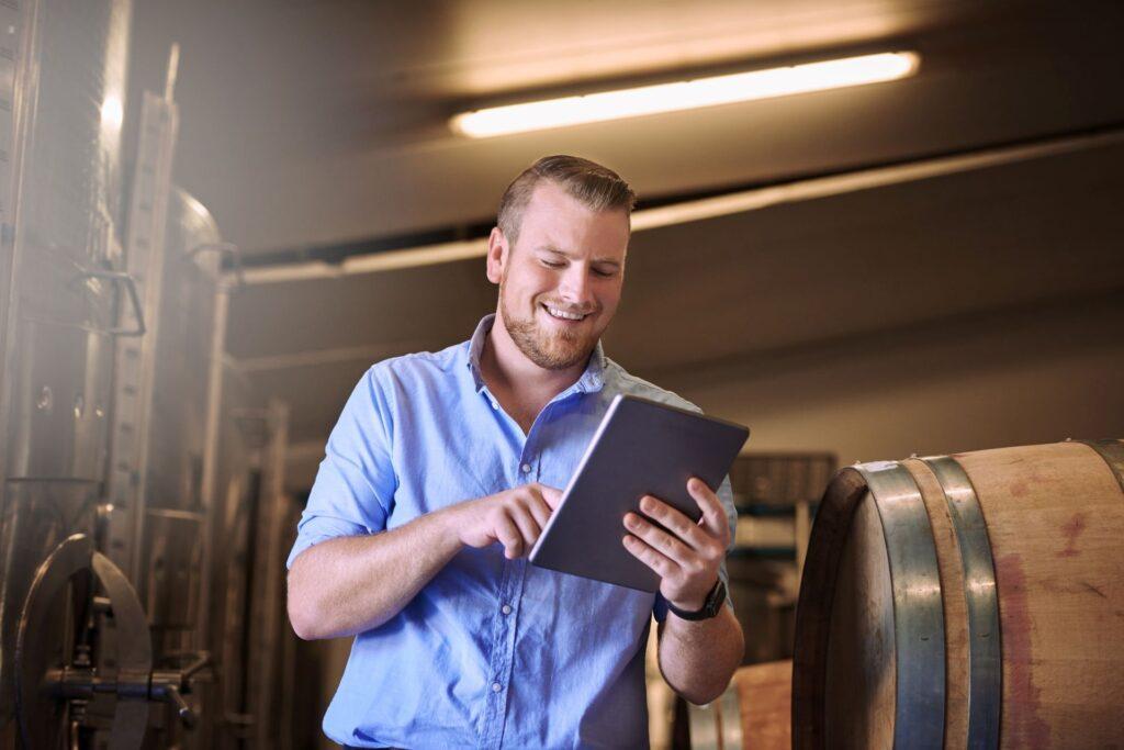 Manager mit Tablet im Weinlager