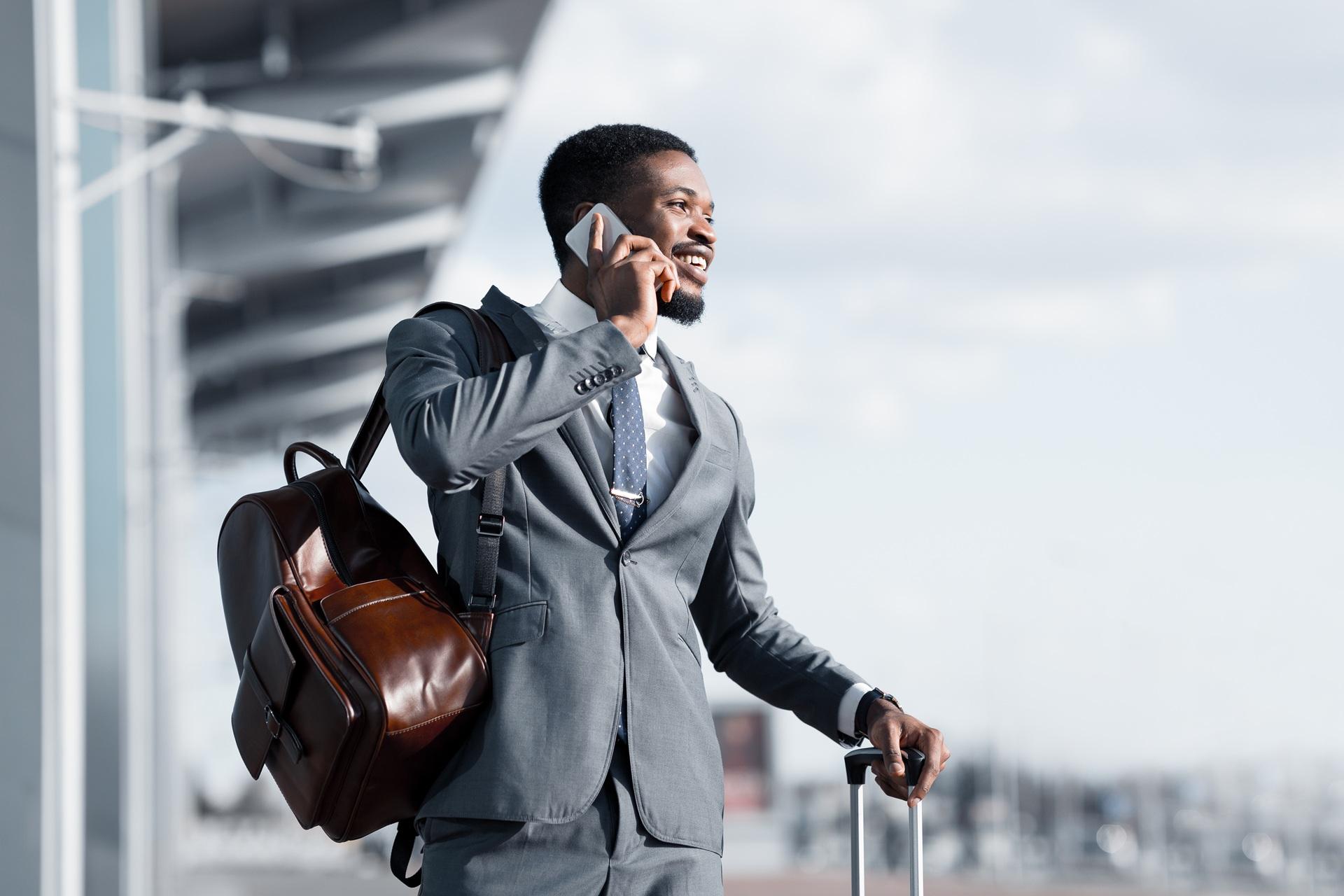 Businessreisender mit Gepäck am Terminal | Flughafentransfer Antalya