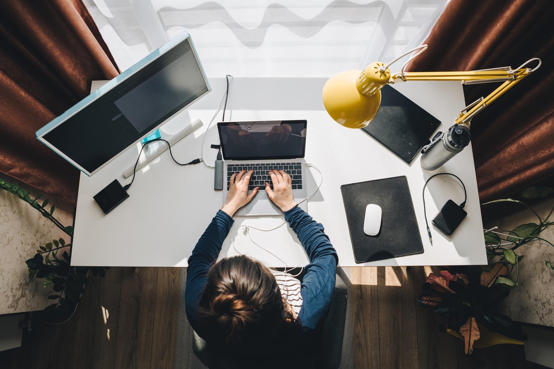 Moderner Arbeitsplatz mit Schrankbett | Schrankbett