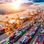 Containerterminal im Sonnenuntergang mit Kränen | Digitalisierung Hafen